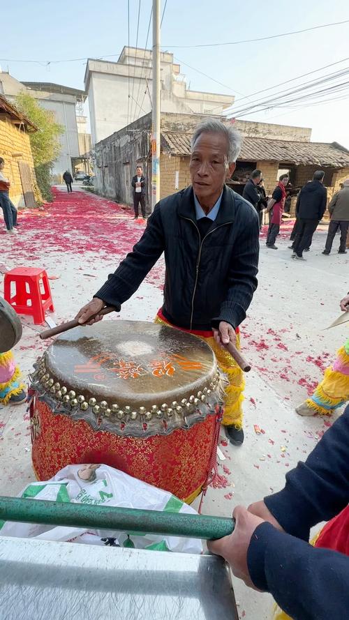 69岁老太打架子鼓,老人打鼓视频